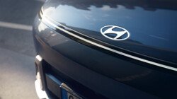 Nahaufnahme der Motorhaube des Hyundai KONA Hybrid.