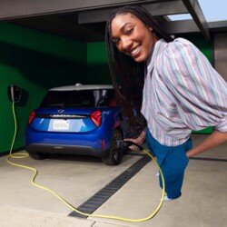 Elektromobilität erleben Sie mit dem neuen vollelektrischen MINI Cooper ganz neu. Ob zu Hause laden oder unterwegs: Das Autohaus Bobrink berät Sie gerne zu den Möglichkeiten des Neuwagens.