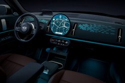 Das Cockpit des neuen vollelektrischen MINI Countryman punktet mit einem Ambientebeleuchtung und Soundgestaltung und lässt sich mit nur einem Befehl in eine völlig veränderte Erscheinung setzen.